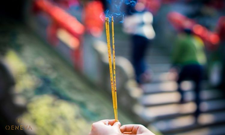 2. Phụ nữ đến tháng có nên thắp hương không? 1